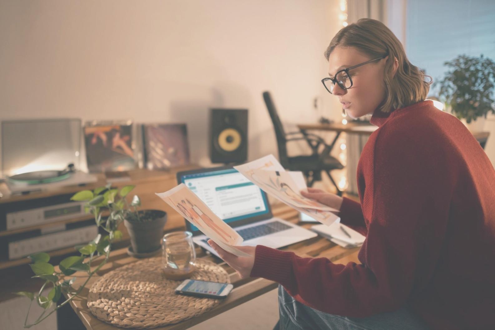 Étudiants internationaux discutant de stratégies financières